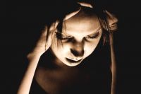 Частые симптомы ВГД - это скачки давления, потливость и головные боли.