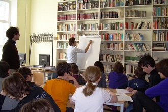 Учитель проводит урок в итальянской школе