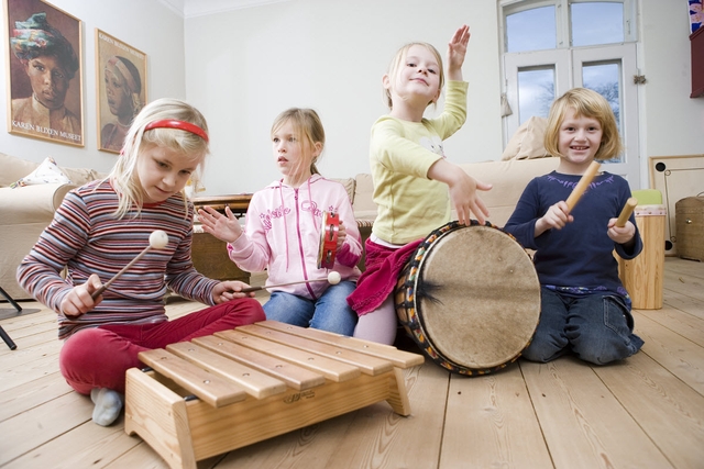дети играют на музыкальных инструментах