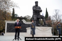 Владимир Путин открывает памятник царю Александру III в аннексированном Крыму, ноябрь 2017 года
