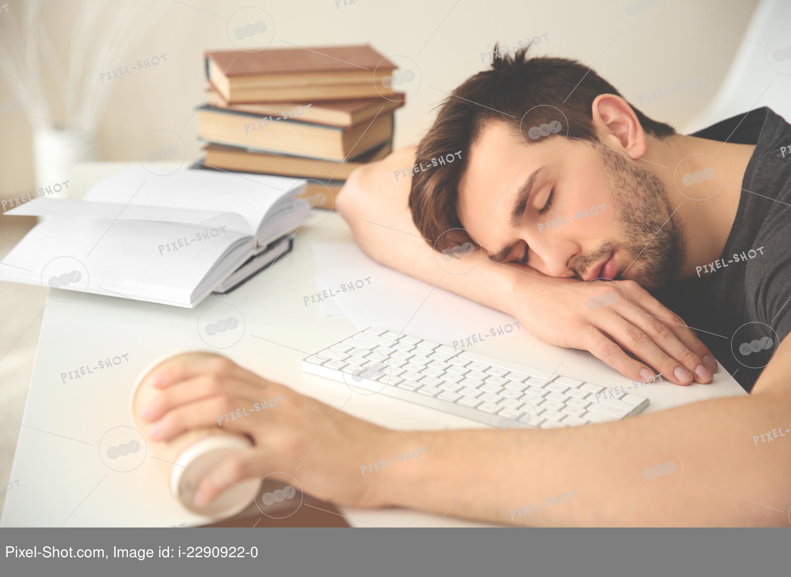 Читать лежа вредно лежа на горячем песке. Чтение лежа. Засыпает за чтением. Сонливость пост. Синдром хронической усталости фото.