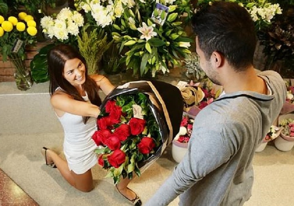 Муж теперь женщина. Парень дарит цветы. Женщине дарят цветы. Парень дарит букет девушке. Мужчина дарит цветы женщине.